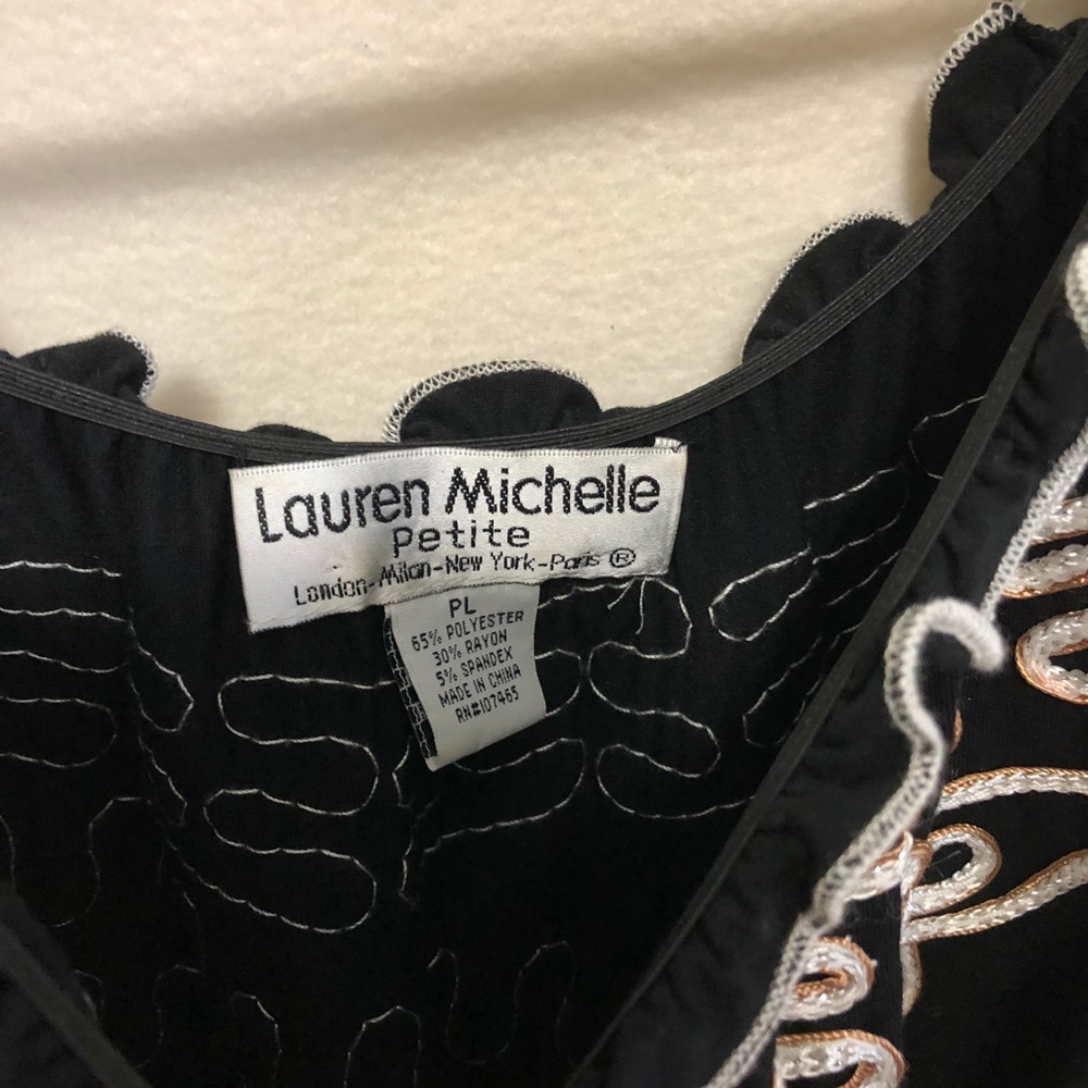 Embroidered blouse 🌼 - Picture 2 of 4